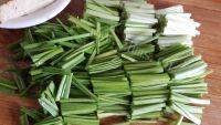 爽滑的  韭菜炒豆干做法图解1)