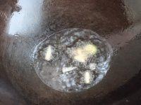 家常菜肉片炒芹菜做法图解4)