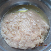 美味的鸡肉丸做法图解3)