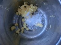 香气浓郁的焦糖苹果派做法图解2)