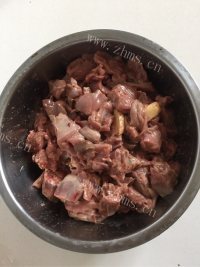 色泽鲜亮的麻辣兔肉做法图解3)