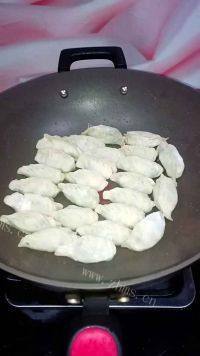 美味的韭菜鸡蛋煎饺做法图解12)