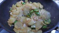 家常菜尖椒土豆片