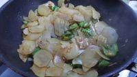 家常菜尖椒土豆片