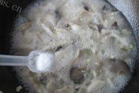 美味的鸡丝蘑菇汤做法图解9)