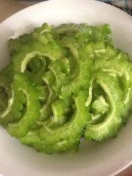 「健康美食」苦瓜炒蛋做法图解1)