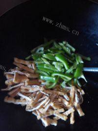 家常菜豆腐干炒青椒做法图解4)