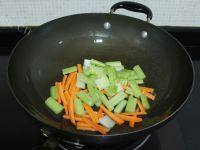 家常菜西芹炒肉丝做法图解6)