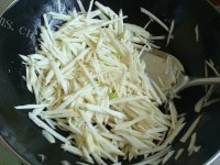 家常菜肉丝炒茭白做法图解4)
