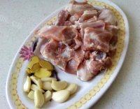 家常菜油豆腐烧肉做法图解1)