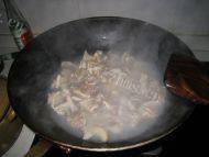 美味的土豆牛腩煲做法图解1)