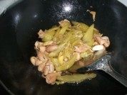 家常菜酸菜炒大肠做法图解8)