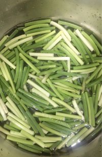 家常蒜苗鸡蛋炒饭做法图解1)