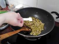 家常菜肉末炒酸豆角做法图解6)