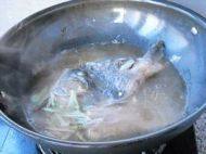 鱼头炖豆腐做法图解7)