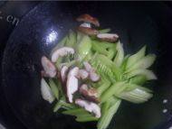 好吃的芹菜虾仁做法图解5)