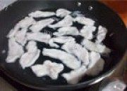美味的汆沙鱼片做法图解4)