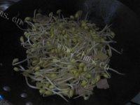 百吃不厌的五花肉炒黄豆芽做法图解5)