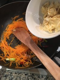 胡萝卜炒鸡蛋做法图解10)