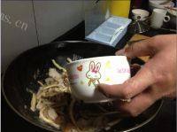 家常菜茶树菇炒肉片做法图解6)