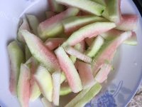 独特的凉拌西瓜皮做法图解2)