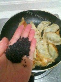 家常香菇猪肉煎饺做法图解8)