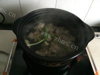 西红柿土豆牛腩煲做法图解4)