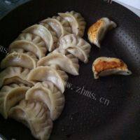 「手工美食」灌汤锅贴做法图解8)