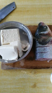 独特的鱼头炖豆腐做法图解2)