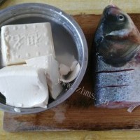 独特的鱼头炖豆腐的做法图解二