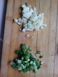 美味的香菇肉酱拌面做法图解2)