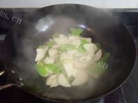 色味俱佳的杏鲍菇炒红肠做法图解6)