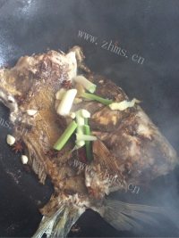 回味无穷的红烧鱼做法图解7)