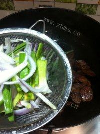 家常菜洋葱炒腊肠做法图解8)