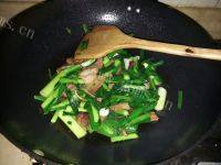 美味的五花肉炒蒜苗做法图解5)