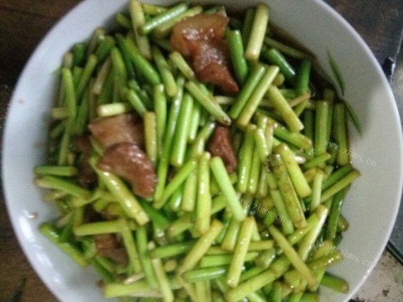 五味俱全的蒜苔炒肉