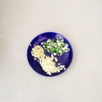 可口的香菇土豆卤肉饭做法图解5)