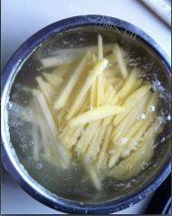 秀色可餐的土豆炒肉丝做法图解2)