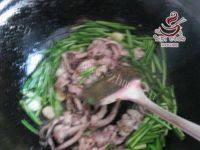 家庭版韭菜炒鱿鱼做法图解7)