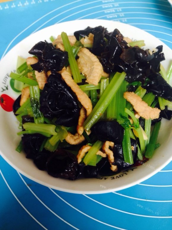 香喷喷的芹菜木耳炒肉丝