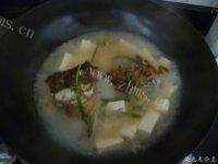 简单易做的鱼头炖豆腐做法图解5)