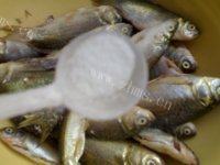 让人怀念的炸鲫鱼做法图解1)