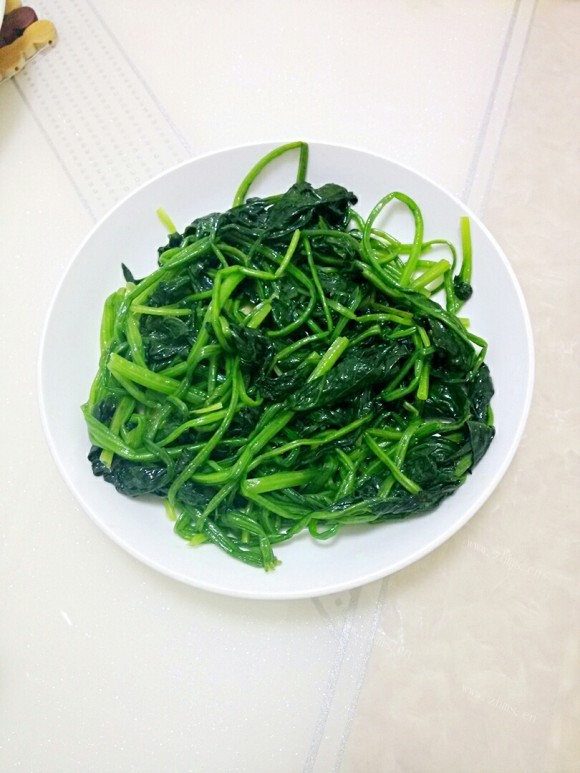 热腾腾的清炒菠菜