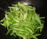 家常菜芹菜炒虾仁做法图解5)