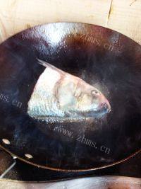 美味的鱼头豆腐汤做法图解4)