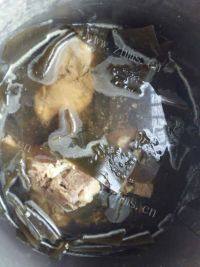 美味的海带龙骨汤做法图解4)