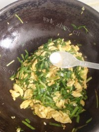 热腾腾的韭菜炒鸡蛋做法图解4)