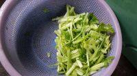 家常菜芹菜炒肉丝做法图解2)