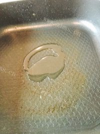 色泽鲜亮的猪骨莲藕汤做法图解3)