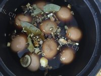 美味的五香卤蛋做法图解4)
